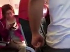 Разъяренные пассажиры бизнес-класса выгнали пассажирку эконома на свое место