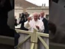 Девочка сорвала шапочку с Папы Римского, пока целовала его в щёку