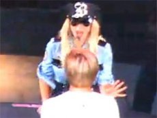 Обезумевший фанат атаковал Бритни Спирс на концерте