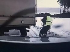 Чудесное спасение полицейского от летящего грузовика попало на видео