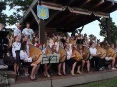 Дети бандуристы исполнили песню о «боевых укропах»