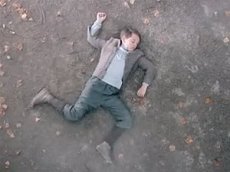 Скандальная реклама в Германии: машина сбивает юного Гитлера