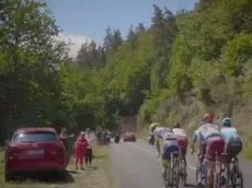 Велосипедист пролетел 16 метров над головами участников велотура