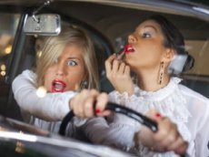 Автоледи, перепутав педали газа и тормоза, протаранила пять машин