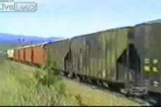 Оператора чуть не раздавило вагоном поезда