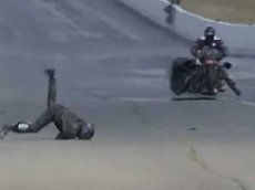 Падение мотогонщика на скорости 340 км/ч попало на видео