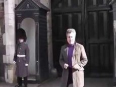 В Лондоне служащий королевской гвардии напугал туриста