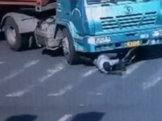 Попав под грузовик, велосипедист отделался легким испугом