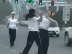 Драка женщин-полицейских