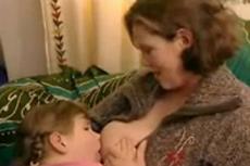 Американка продолжает кормить грудью 7-летнюю дочь