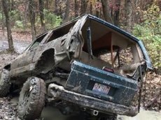 Джип разорвало пополам при попытке выбраться из грязи