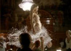 Чешская модель снялась в платье из воды