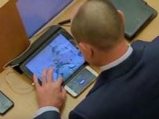 Депутат насмешил Рунет играми в рабочее время