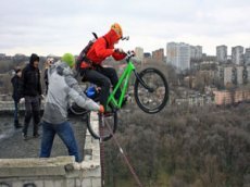 Экстремал прыгнул на велосипеде с 16–этажного дома