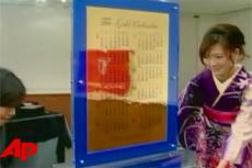 Японцы выпустили настенный календарь из чистого золота