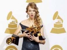 Тэйлор Свифт уронила "Грэмми"