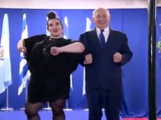 Нетаньяху станцевал «танец курочки» с победительницей «Евровидения»