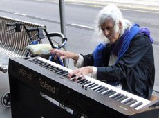 80-летняя уличная пианистка стала знаменитостью