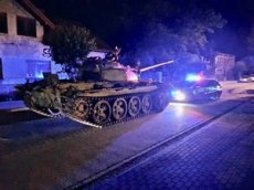 Пьяный поляк прокатился по центру города на советском танке Т-55