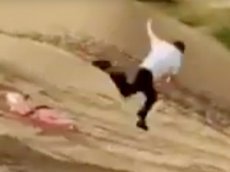 Мэр прославился в Сети, решившись «обкатать» песчаную гору