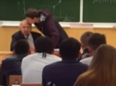 Профессор ЮУрГУ простил студента, который в шутку поцеловал его на лекции