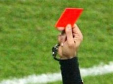 Судья удалил 36 игроков за матч