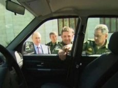 Генерал оторвал ручку УАЗ «Патриот» при демонстрации Владимиру Путину