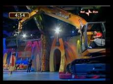 Экскаватор научился раздевать женщин