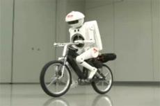 Робота научили ездить на велосипеде