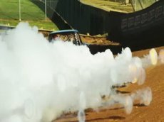 Эффектный взрыв двигателя в гоночном автомобиле