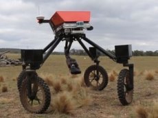 Робота-фермера научили искать и уничтожать сорняки