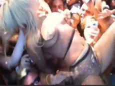 Lady GaGa позволила фанату полизать её живот