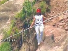 Канатоходец выжил после падения в пропасть