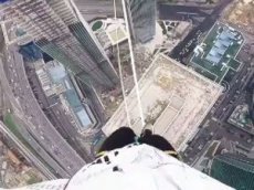 Блогер прогулялся между небоскребами «Москва-Сити» на высоте 354 метра