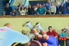 Тяжелоатлет не справился со штангой