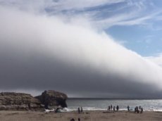 В Калифорнии огромное облако напугало отдыхающих на пляже