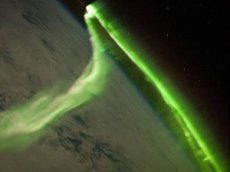 Пролёт МКС над северным сиянием