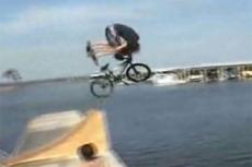 Звездный прыжок на байке