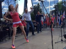 Братья Кличко провели зарядку в центре Киева