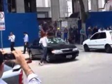 Обманутая жена разнесла автомобиль супруга