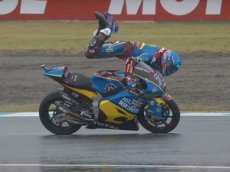 Мотогонщик вылетел из седла, но чудом удержал байк