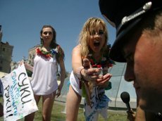 Активистки FEMEN искупались в фонтане