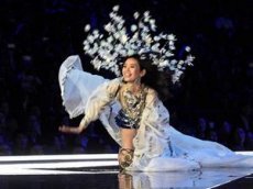 Модель Victoria"s Secret рухнула на подиуме в нижнем белье