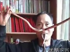 Китаец шокировал интернет фокусами со змеями