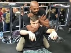 Чемпион UFC показал на фанате удушающий прием