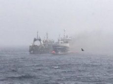 Горящий траулер потушили в Охотском море