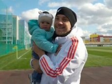Дзюба покачал на руках юную болельщицу сборной России