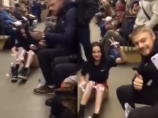 Первокурсниц отчислили из колледжа после бритья ног в метро