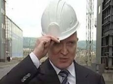 Глава Челябинской области надел строительную каску задом наперёд