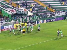 Траектория полета мяча во время матча «Шапекоэнсе» шокировала зрителей